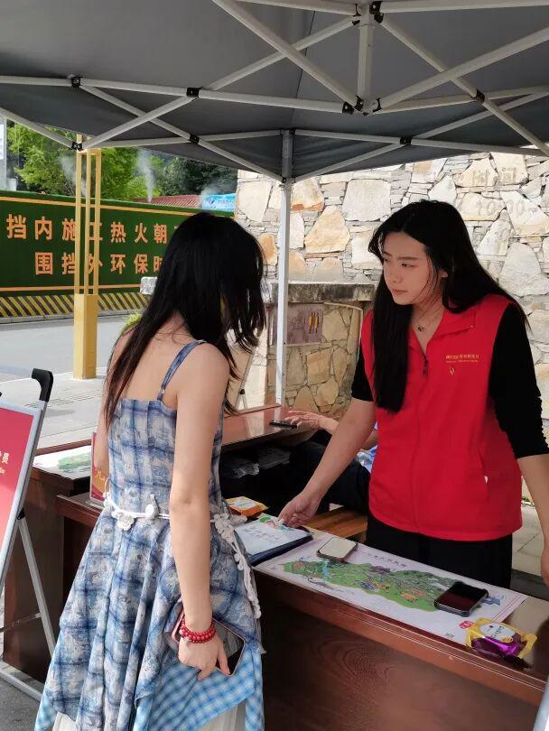 【康巴黨旗紅·有事找黨員】讓黨旗高高飄揚在服務(wù)群眾一線 旅游咨詢服務(wù)